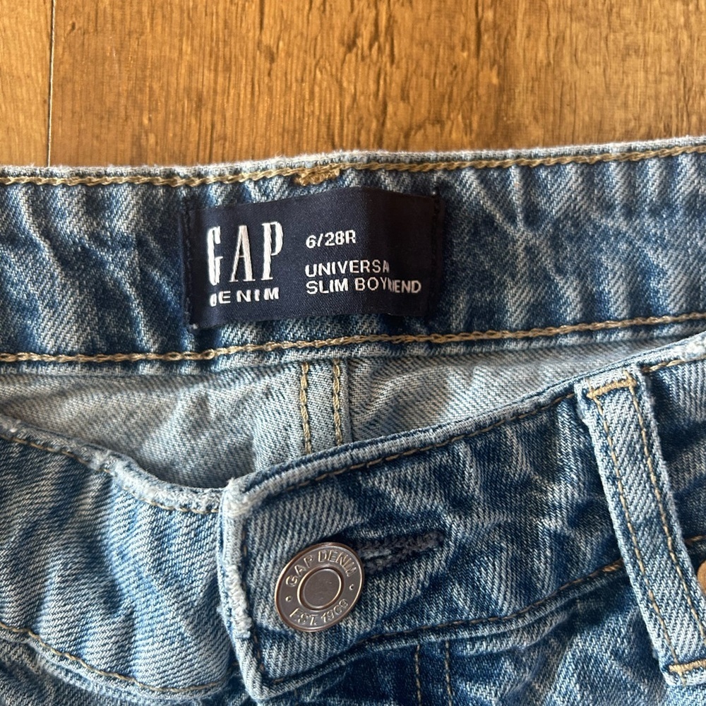 GAP Universal Slim Boyfriend Jeans 6/28 Light Wash Raw Hem Cropped - Picture 6 of 9